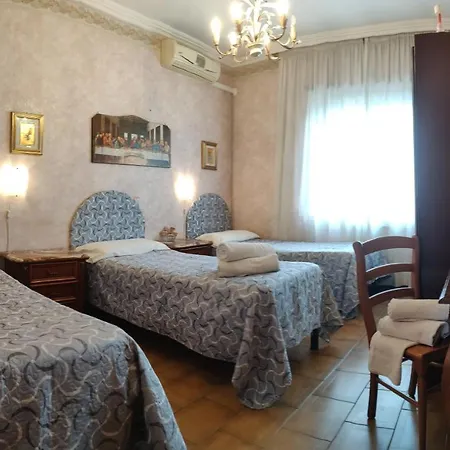 Hillary House 3*